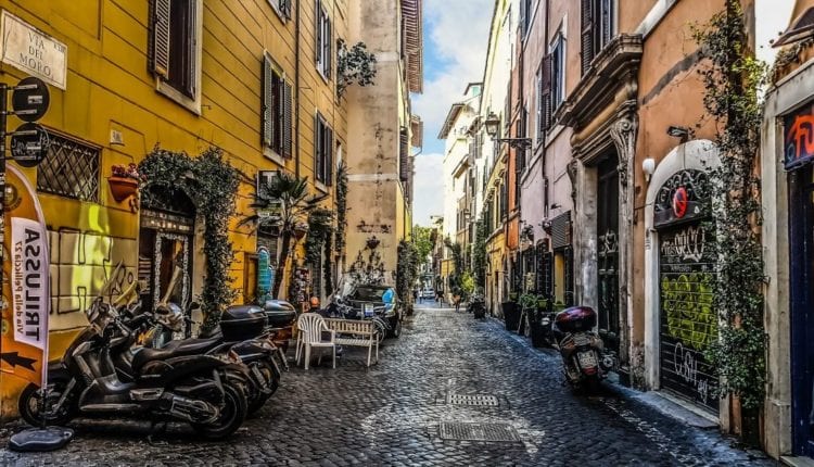 Which neighborhoods in Rome are worth visiting?